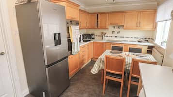 Cottage | Private kitchen | Dishwasher, cookware/dishes/utensils