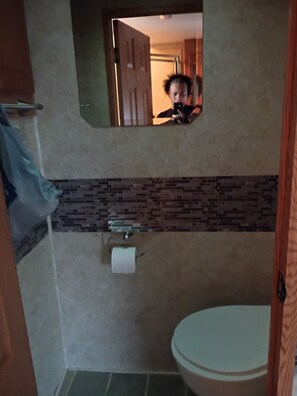 Regadera, toallas, jabón, papel de baño 
