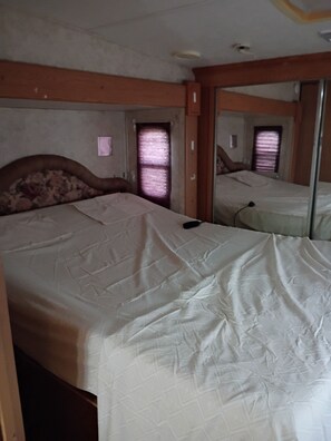 1 bedroom, WiFi, bed sheets - 1-bedroom recreational vehicle in tranquil Guy, Texas on a beautiful horse farm. (Guy)