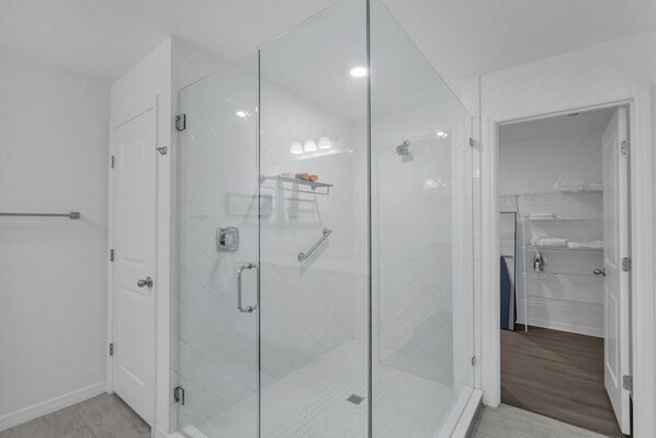 Shower, hair dryer, towels, shampoo - Your Perfect Disney Getaway - Stylish Home for 12 w/ Pool & Free Resort Access (CHAMPIONS GT)