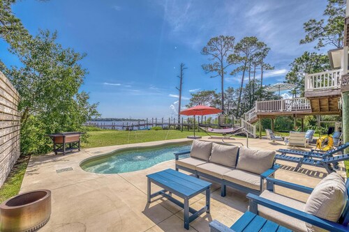 Waterfront + Boat lift + Pool