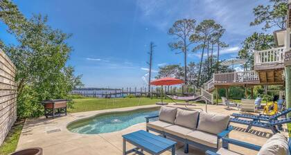 Waterfront + Boat lift + Pool