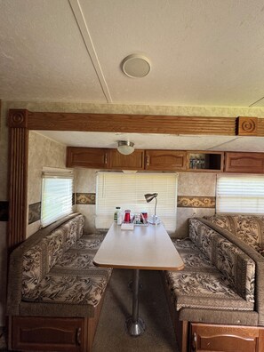 Dining - Superb 2-bedroom caravan with AC in charming Punta Gorda (Punta Gorda)