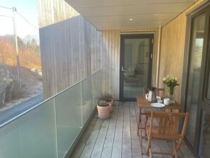 Outdoor dining - Moderne house in Bergen, 15 min to city, 10 min to airport (Vestland)