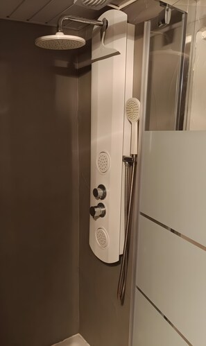Shower, hair dryer, towels - Holiday Home “Cabane 1949” on the Arcachon Bay (Gujan-Mestras)