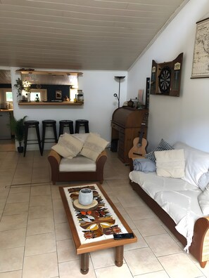 TV, fireplace - Holiday Home “Cabane 1949” on the Arcachon Bay (Gujan-Mestras)
