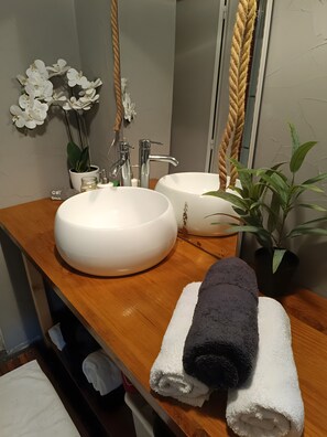 A bathroom with two sinks, a mirror, a towel rack, and a potted plant. - Holiday Home “Cabane 1949” on the Arcachon Bay (Gujan-Mestras)