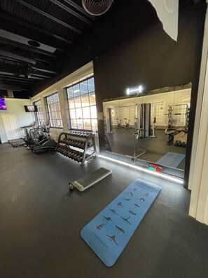 Fitness facility - Cozy 1-bedroom apartment in serene Charlotte with AC and gym access (Charlotte)