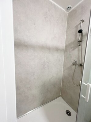 Shower - Studio 1, 13m2, first floor (Eaux-Bonnes)