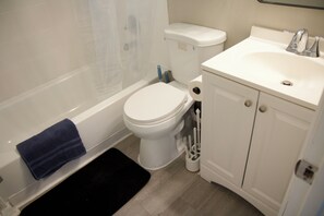 Hair dryer, towels, soap, toilet paper - Cozy 2-bedroom house in serene Largo (Largo)
