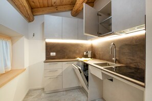 Microwave, stovetop, dishwasher, electric kettle - Light, Wood, and Freedom (Livigno)