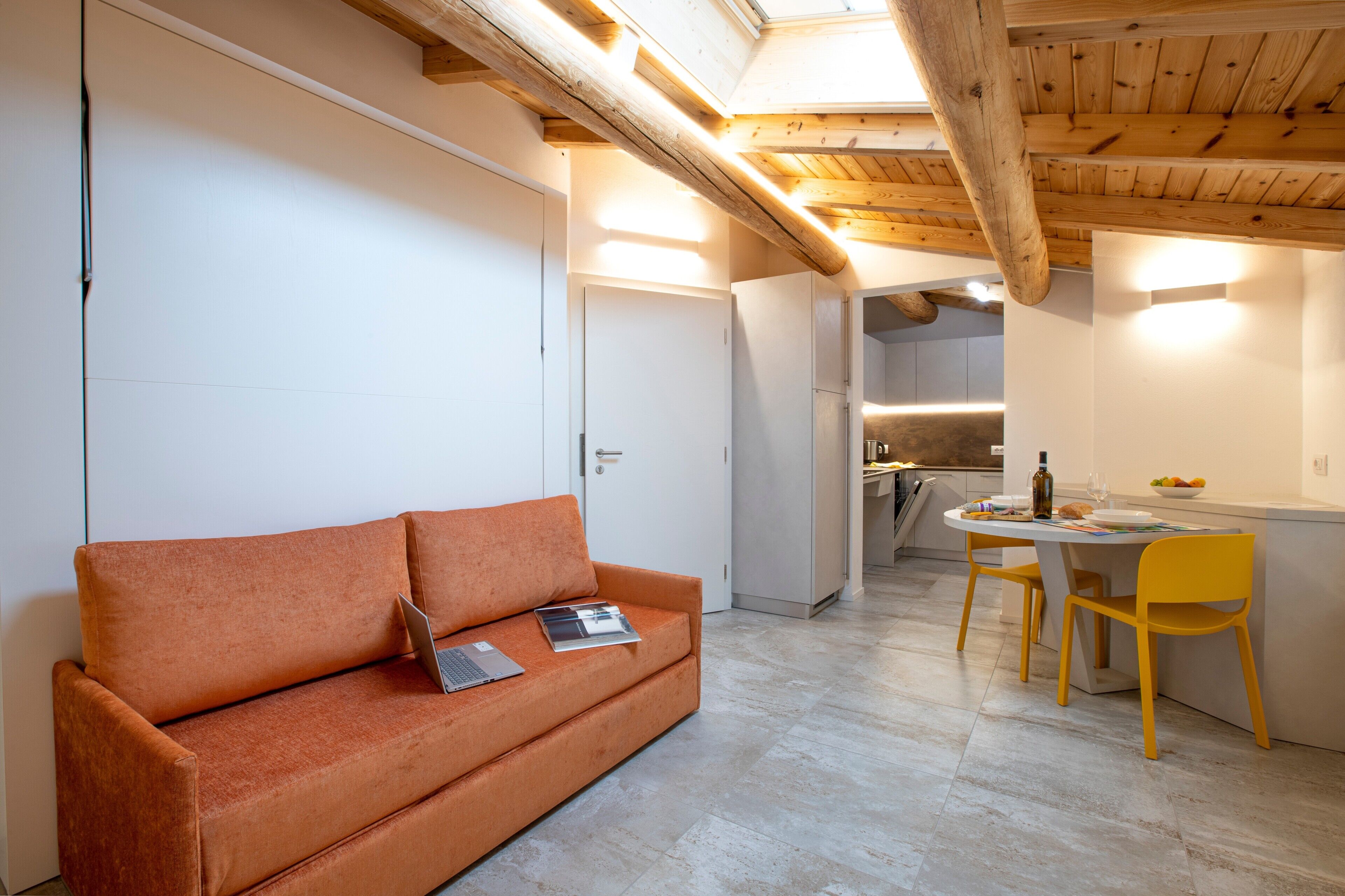 Un intérieur moderne avec un canapé, une table à manger et des chaises.