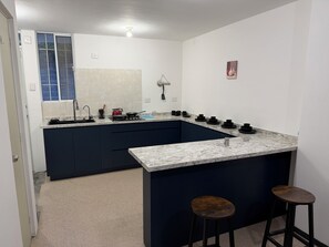 Fridge, microwave, electric kettle, cookware/dishes/utensils - House in private Fracc with access control (Montebello)
