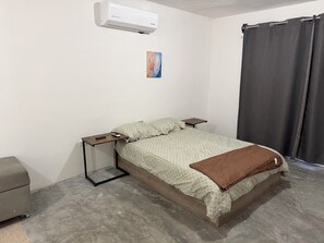 2 bedrooms, desk, free WiFi, bed sheets - House in private Fracc with access control (Montebello)