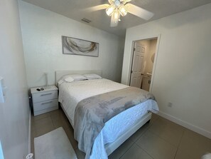 Een strijkplank/strijkijzer, wifi, beddengoed