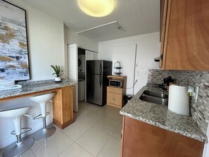 Private kitchen - Delightful 1-bedroom apartment with AC in vibrant Wellington (Wellington)