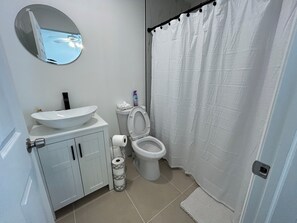 Een haardroger, handdoeken, zeep, toiletpapier