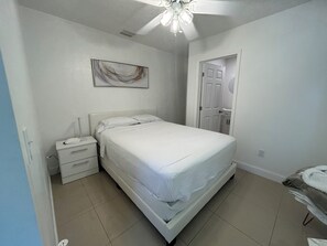 Een strijkplank/strijkijzer, wifi, beddengoed