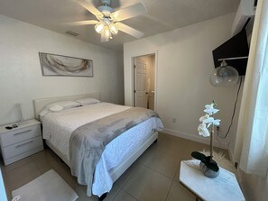 Iron/ironing board, WiFi, bed sheets - Delightful 1-bedroom apartment with AC in vibrant Wellington (Wellington)