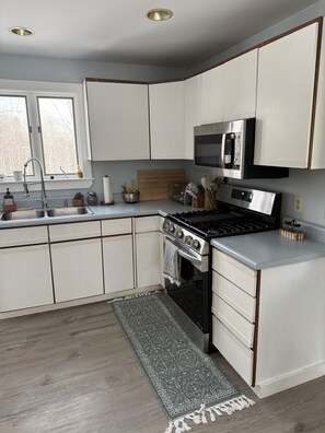 Microwave, oven, stovetop, dishwasher - Peaceful 4-bedroom house in charming Castine perfect for relaxing stays (Castine)