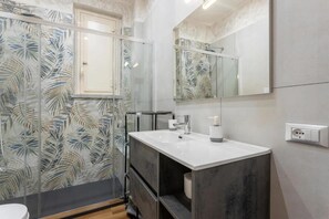 Douche, sèche-cheveux, serviettes fournies