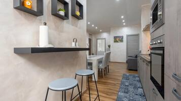 Frigorifero, microonde, forno, piano cottura