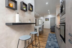 Frigorifero, microonde, forno, piano cottura