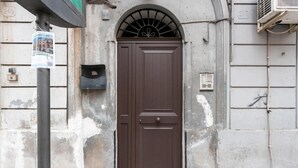 A brown door with a mail slot and a small window above it. - 'Oreto Central Station' Apartment with Balcony, Wi-Fi and Air Conditioning (Palermo)