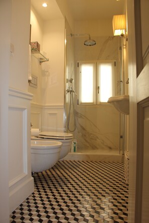 Shower, hair dryer, bidet, towels - Holy Spirit Suite: Chic & Quiet (Firenze)