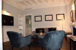 Living area - Holy Spirit Suite: Chic & Quiet (Firenze)