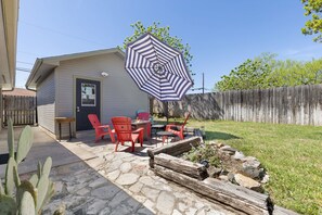 Outdoor dining - La Casita Verde - 4 mins to Main Street! (Fredericksburg)