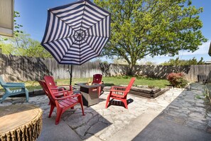 Terrace/patio - La Casita Verde - 4 mins to Main Street! (Fredericksburg)