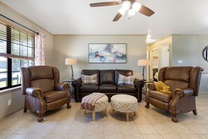 TV - La Casita Verde - 4 mins to Main Street! (Fredericksburg)