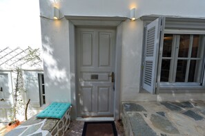 Exterior detail - Hydra studio with patio 250 meters up from port (Ydra)