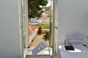 Interior - Hydra studio with patio 250 meters up from port (Ydra)