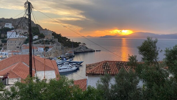A coastal town with buildings, a marina, and boats. - Hydra studio with patio 250 meters up from port (Ydra)