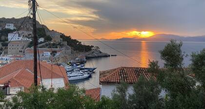 Hydra studio with patio 250 meters up from port
