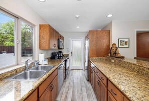 Private kitchen - Kona Bliss. Immerse yourself in tropical tranquility. Short walk to beach. (Kailua-Kona)