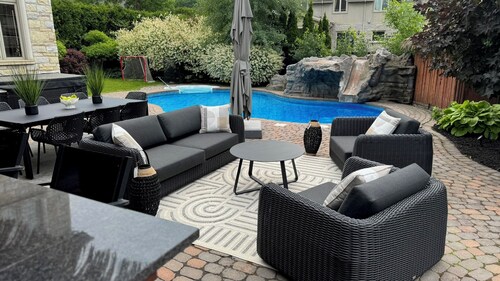 Private Luxury Estate: Entire Villa in Candiac, Canada