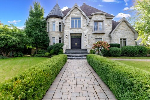 Private Luxury Estate: Entire Villa in Candiac, Canada