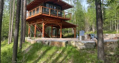 Glamping tower north of Columbia Falls views of Whitefish mountain and privacy.