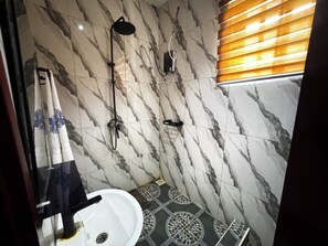 Standard Room | Bathroom - Skotland Inn Hotel Annex (Aflao)