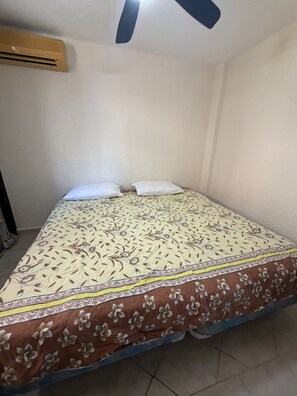 WiFi, bed sheets - Beachfront Apartment : Caleta Beach + Free Parking (Acapulco de Juárez)