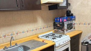 A kitchen with a gas stove, oven, sink, and cabinets. - Beachfront Apartment : Caleta Beach + Free Parking (Acapulco de Juárez)