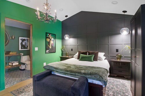 The American Hotel - Suite 6. Downtown Steps to beach, restaurants, coffee shop.