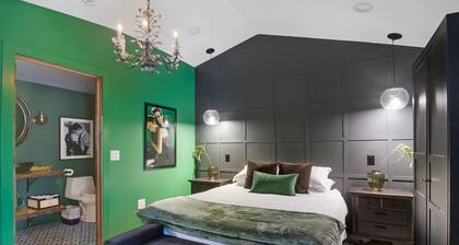 The American Hotel - Suite 6. Downtown Steps to beach, restaurants, coffee shop.