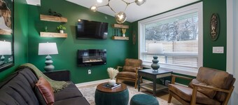 The American Hotel - Suite 6. Downtown Steps to beach, restaurants, coffee shop.