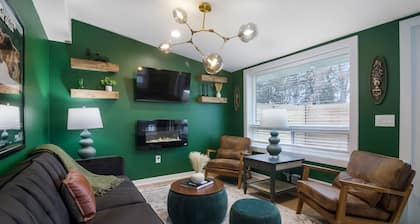 The American Hotel - Suite 6. Downtown Steps to beach, restaurants, coffee shop.