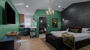 Une chambre moderne comprenant un lit, une table de chevet et un espace bureau avec une chaise.