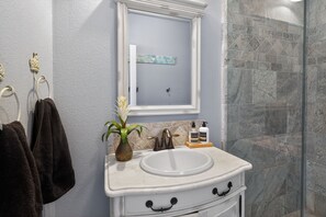 Secadora de cabello, toallas, jabón, shampoo 